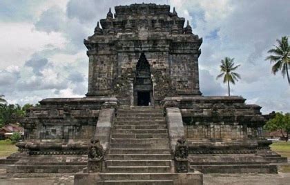 The Rise and Fall of Tarumanegara; An Ancient Javanese Kingdom Flourishing Amidst Volcanic Fury and Maritime Trade Dominance