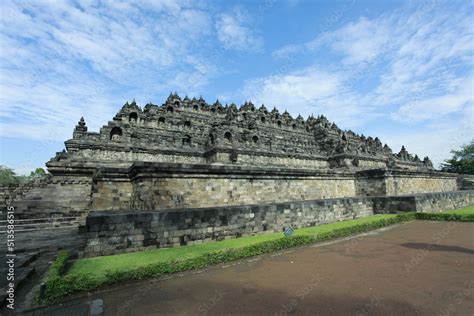 The Sailendra Dynasty's Borobudur Temple Construction:  A Monumental Testament to Buddhist Cosmology and Royal Piety